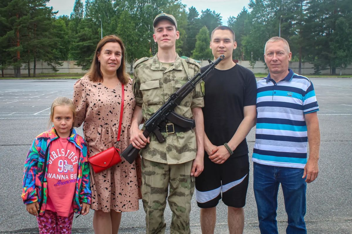 Сегодня в Центре подготовки личного состава Северо-Западного округа Росгвардии, дислоцированного в Ленинградской области, состоялась торжественная церемония принятия Военной присяги Сегодня в Центре подготовки личного состава Северо-Западного округа Росгвардии, дислоцированного в Ленинградской области, состоялась торжественная церемония принятия Военной присяги