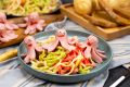 Творим шедевр на кухне: разноцветные макароны с соусом и сосисками-осьминожками!