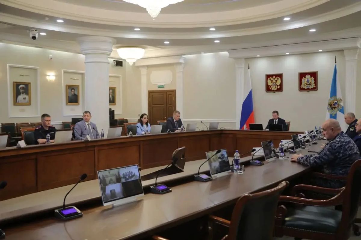 Александр Цыбульский: Сегодня директор Федеральной службы исполнения наказаний России Аркадий Александрович Гостев официально представил нового начальника УФСИН России по Архангельской области Максима Михайловича Трефяка Александр Цыбульский: Сегодня директор Федеральной службы исполнения наказаний России Аркадий Александрович Гостев официально представил нового начальника УФСИН России по Архангельской области Максима Михайловича Трефяка