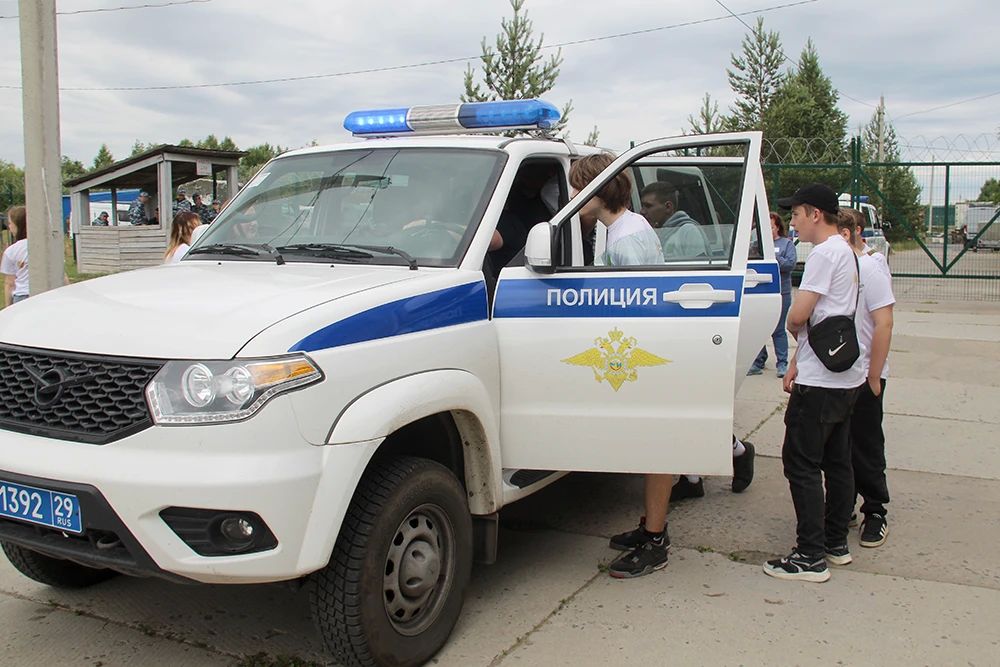 Правовые волонтеры из Виноградовского округа побывали на экскурсии в подразделениях УМВД России по Архангельской области Правовые волонтеры из Виноградовского округа побывали на экскурсии в подразделениях УМВД России по Архангельской области