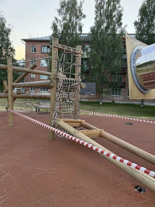 Внимание, родители! Сломанная горка — не место для игр! Внимание, родители! Сломанная горка — не место для игр!