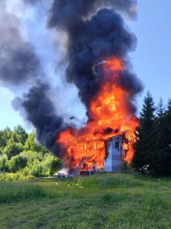 В Приморском округе сгорел гостевой дом на базе отдыха В Приморском округе сгорел гостевой дом на базе отдыха