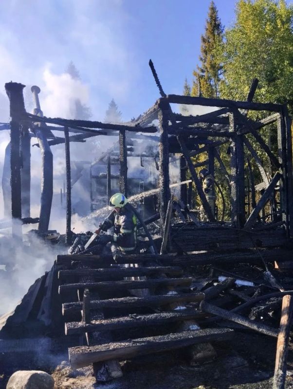 В Приморском округе сгорел гостевой дом на базе отдыха В Приморском округе сгорел гостевой дом на базе отдыха