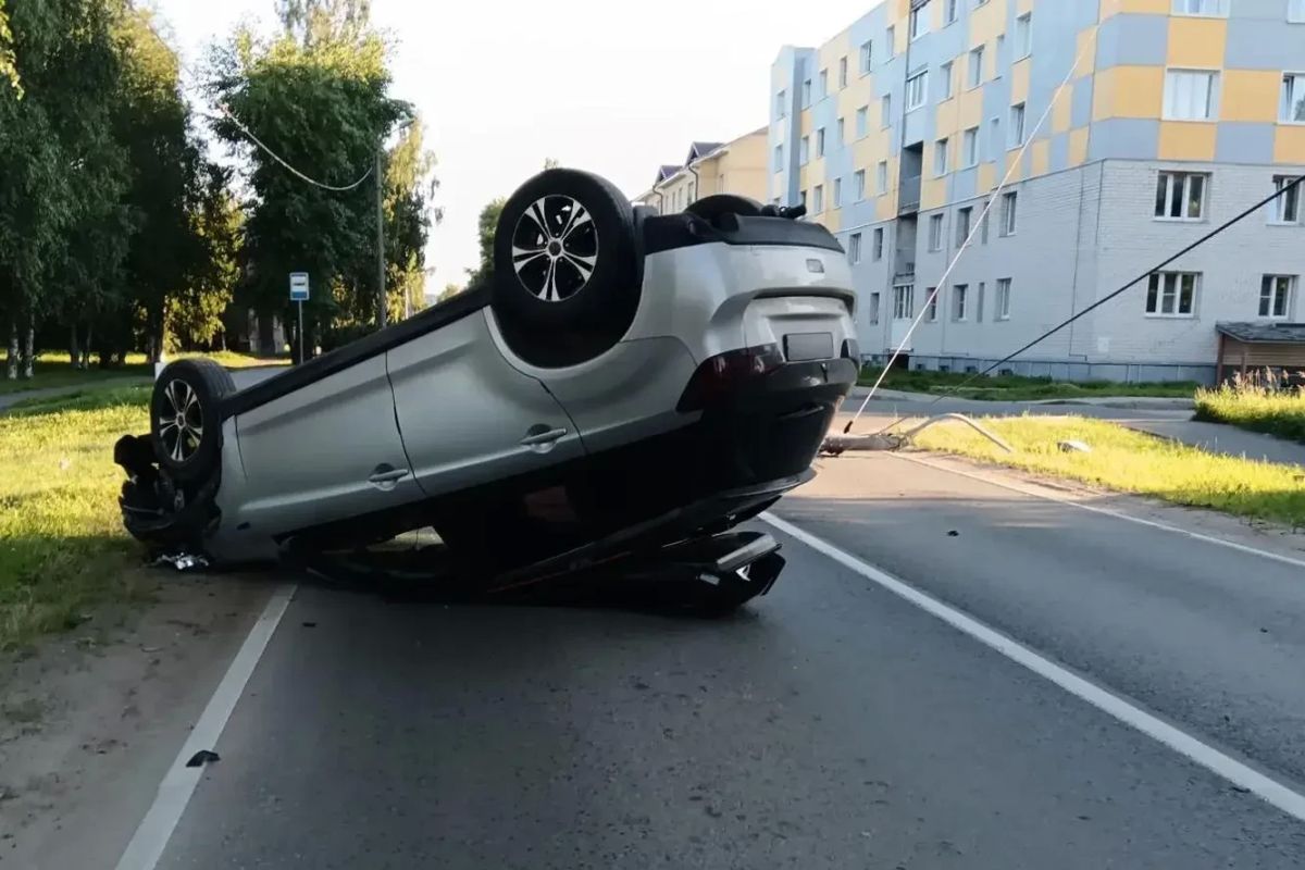 В Северодвинске пьяный водитель за рулём Mitsubishi врезался в столб и перевернулся В Северодвинске пьяный водитель за рулём Mitsubishi врезался в столб и перевернулся