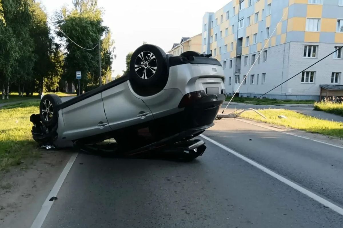 Столб упал, машина перевернулась Столб упал, машина перевернулась