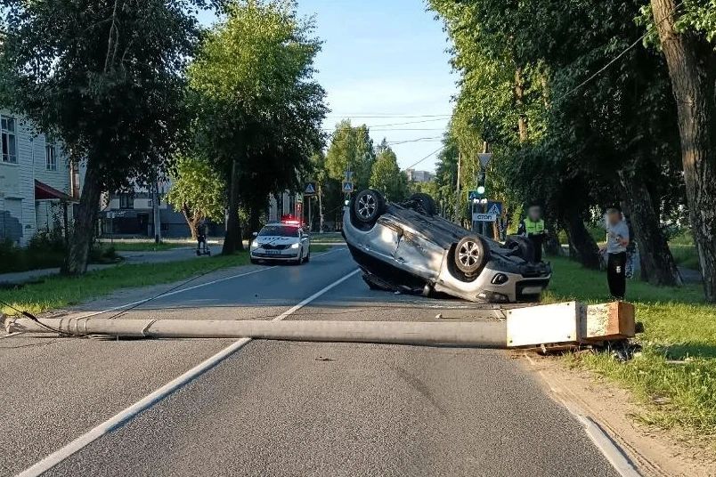Столб упал, машина перевернулась