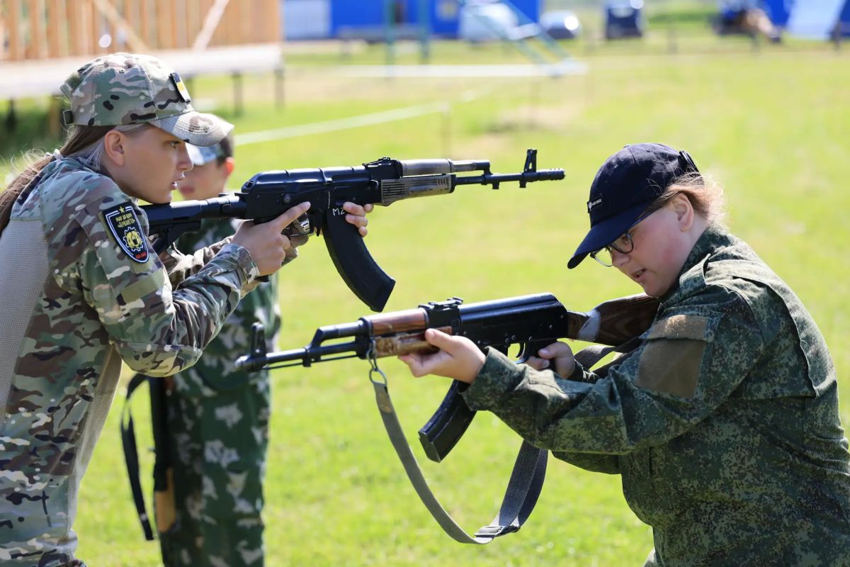 Каждое лето оборонно-спортивный лагерь «Архангел» на острове Краснофлотский становится точкой притяжения для сильных духом и телом ребят Каждое лето оборонно-спортивный лагерь «Архангел» на острове Краснофлотский становится точкой притяжения для сильных духом и телом ребят