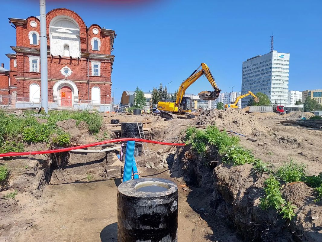 Вновь провел выездное совещание на площади Профсоюзов - самом крупном объекте благоустройства города Вновь провел выездное совещание на площади Профсоюзов - самом крупном объекте благоустройства города