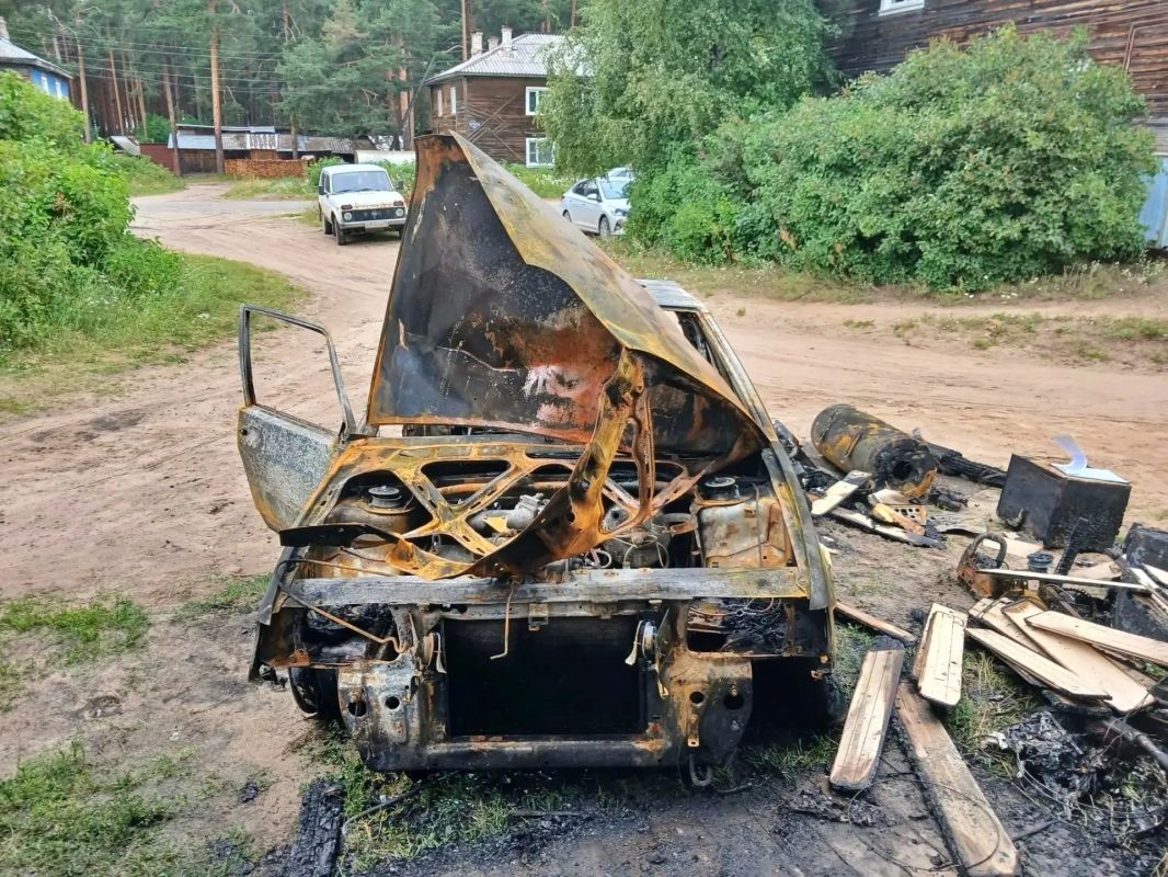 В Шенкурске загорелся гараж с канистрой топлива внутри В Шенкурске загорелся гараж с канистрой топлива внутри
