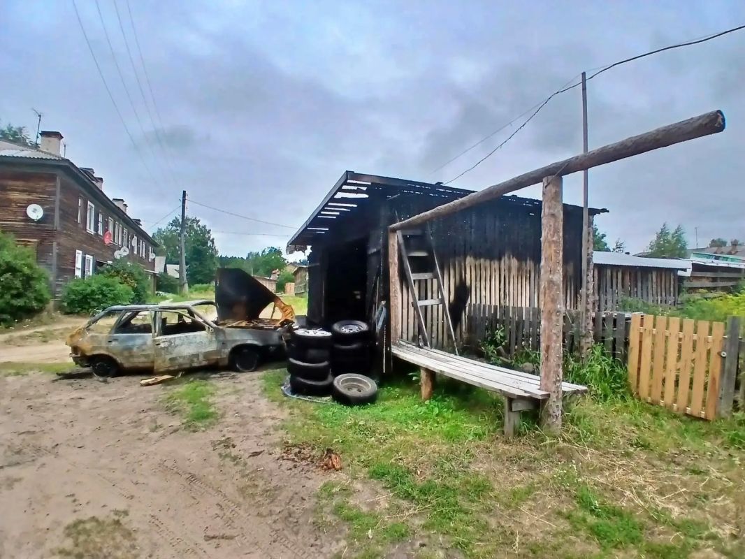 В Шенкурске загорелся гараж с канистрой топлива внутри В Шенкурске загорелся гараж с канистрой топлива внутри