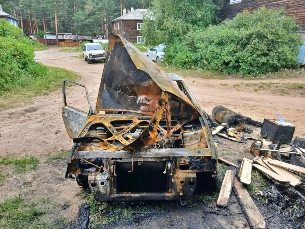 В Шенкурске пожарные тушили горящий гараж с автомобилем и канистрой топлива В Шенкурске пожарные тушили горящий гараж с автомобилем и канистрой топлива