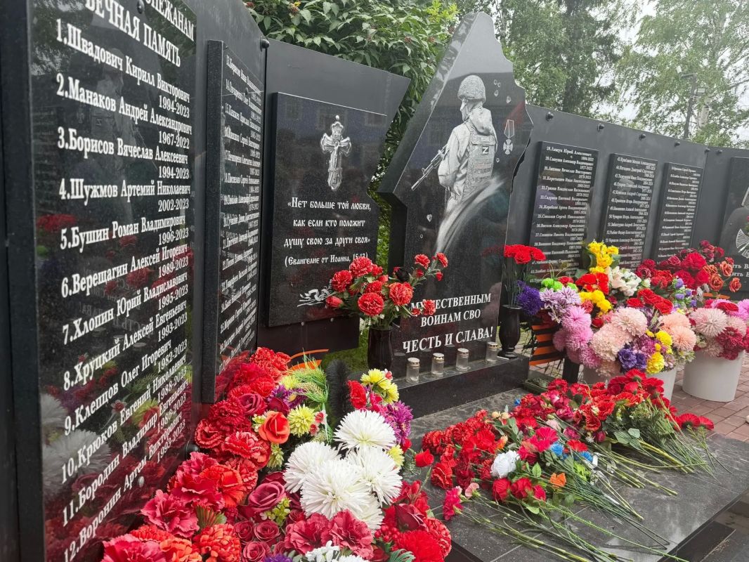 В Онеге открыли мемориальные доски погибшим участникам СВО В Онеге открыли мемориальные доски погибшим участникам СВО