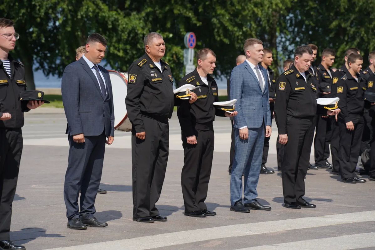 В рамках визита учебного корабля «Перекоп» в Архангельске состоялась церемония возложения цветов к Вечному огню на площади Мира В рамках визита учебного корабля «Перекоп» в Архангельске состоялась церемония возложения цветов к Вечному огню на площади Мира