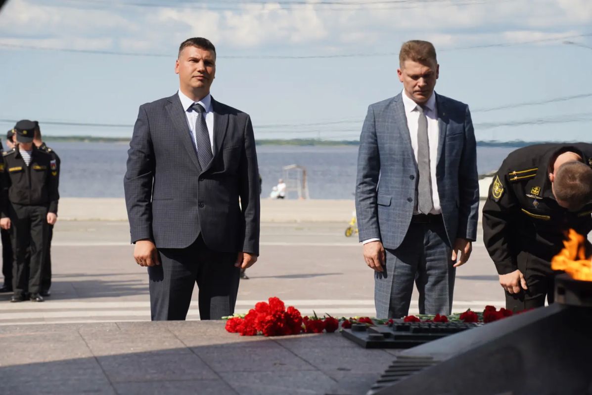В рамках визита учебного корабля «Перекоп» в Архангельске состоялась церемония возложения цветов к Вечному огню на площади Мира В рамках визита учебного корабля «Перекоп» в Архангельске состоялась церемония возложения цветов к Вечному огню на площади Мира