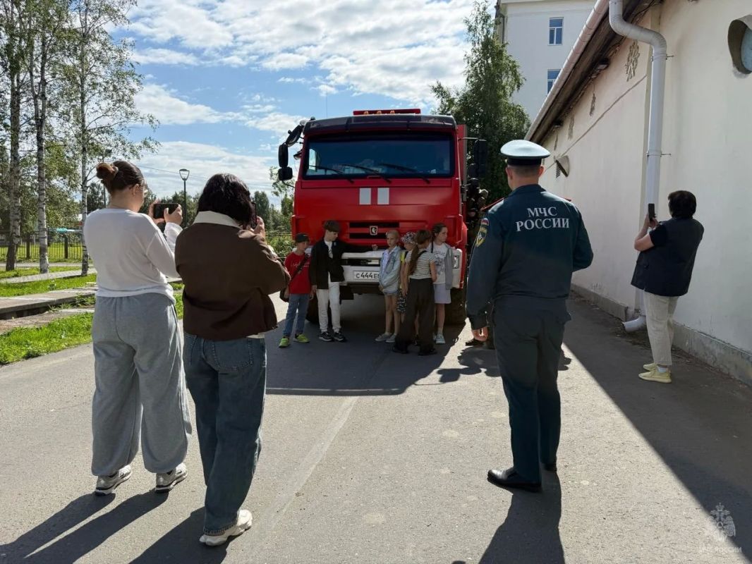 Юные гости побывали в гостях у огнеборцев 4 пожарно-спасательной части Юные гости побывали в гостях у огнеборцев 4 пожарно-спасательной части