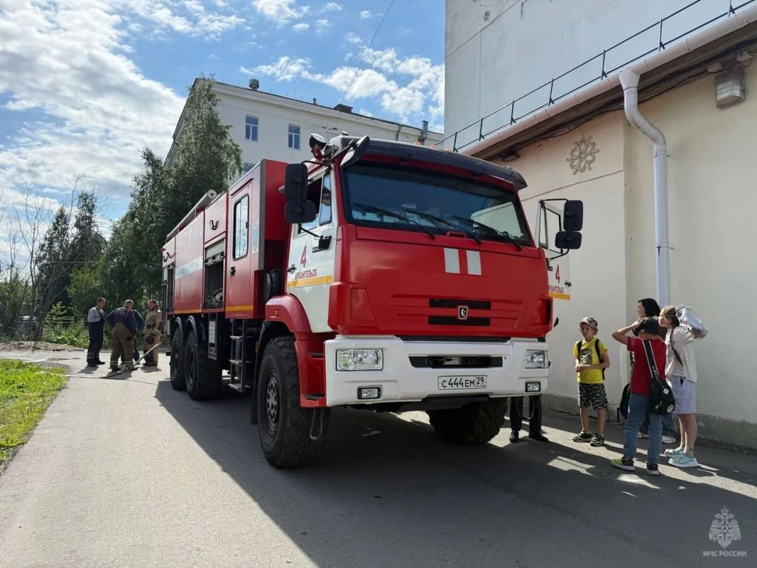 Юные гости побывали в гостях у огнеборцев 4 пожарно-спасательной части Юные гости побывали в гостях у огнеборцев 4 пожарно-спасательной части