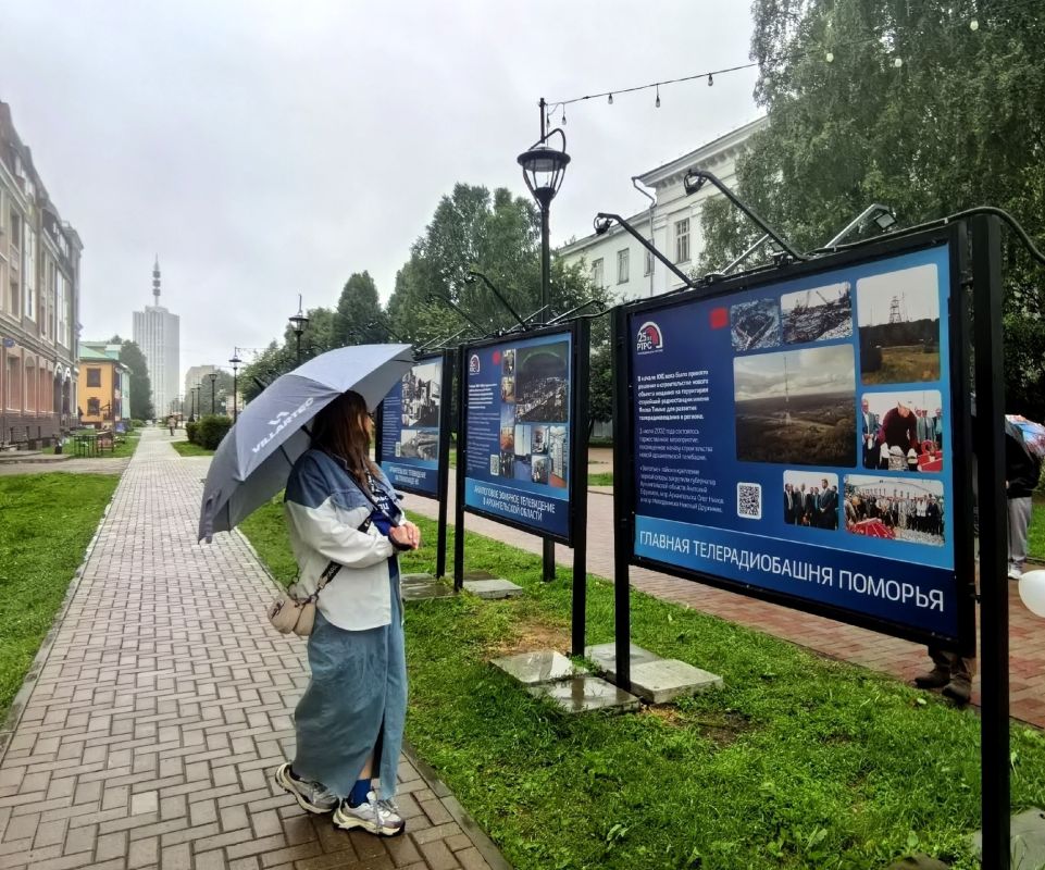 На Чумбаровке открылась новая уличная выставка в честь выдающегося учёного физика Бориса Розинга На Чумбаровке открылась новая уличная выставка в честь выдающегося учёного физика Бориса Розинга