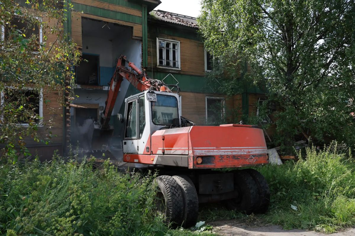 В Архангельске одновременно работает 6 подрядчиков по сносу расселенных домов – темп мы взяли серьезный В Архангельске одновременно работает 6 подрядчиков по сносу расселенных домов – темп мы взяли серьезный