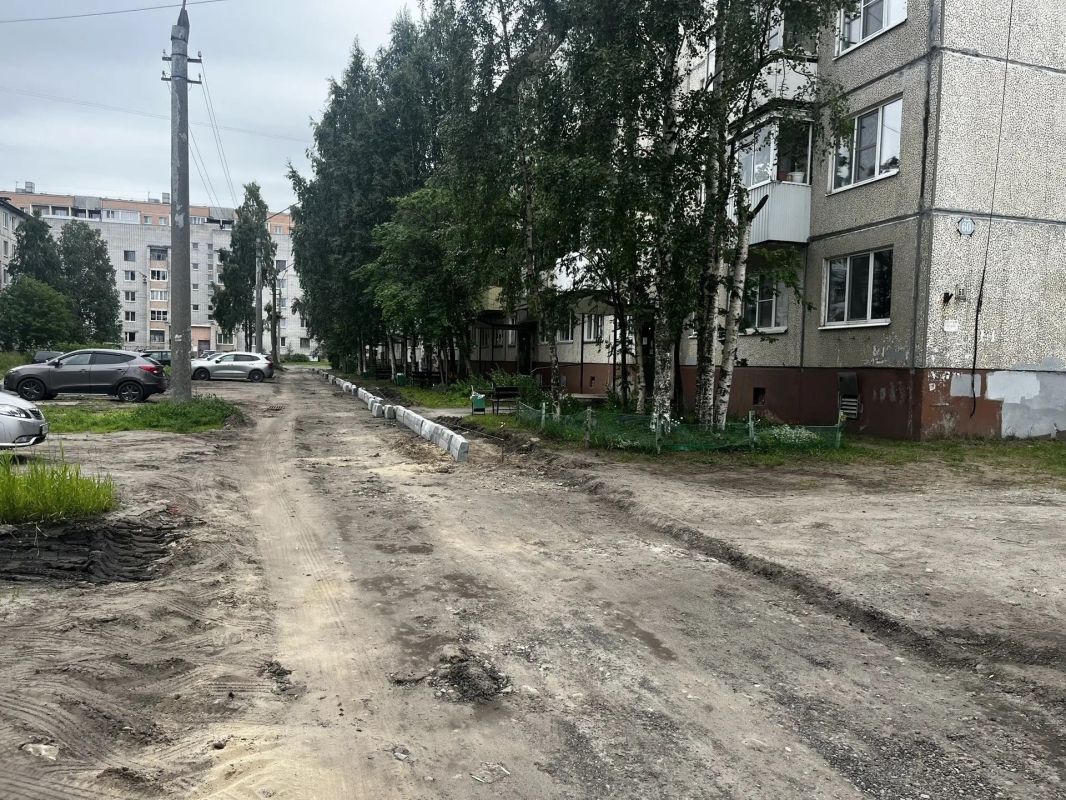 Ремонт внутридворовых проездов вдоль домов № 58 и 60 по ул. Партизанская идет полных ходом Уже сняли верхний слой асфальта и приступили к установке бортового камня Ремонт внутридворовых проездов вдоль домов № 58 и 60 по ул. Партизанская идет полных ходом Уже сняли верхний слой асфальта и приступили к установке бортового камня
