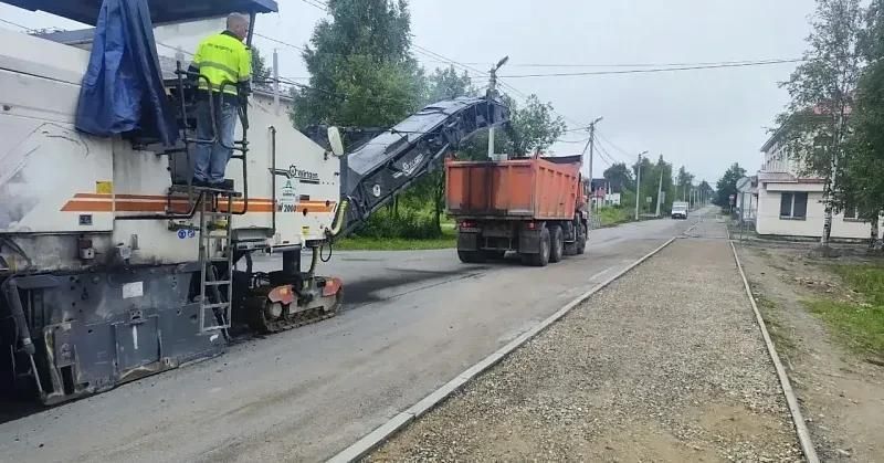 На улице Леваневского в Няндоме подрядчик приступил к фрезерованию дорожного полотна