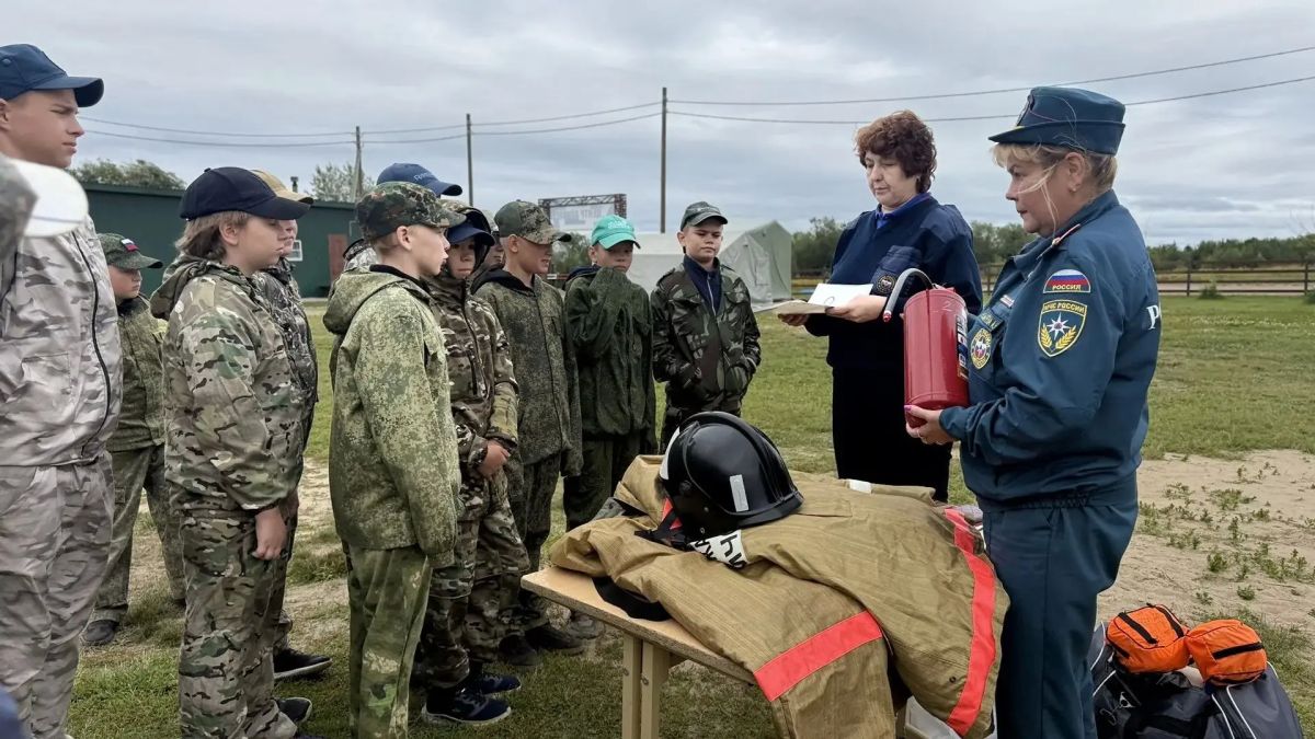 Сотрудники МЧС России продолжают профилактическую работу в палаточных лагерях региона Сотрудники МЧС России продолжают профилактическую работу в палаточных лагерях региона