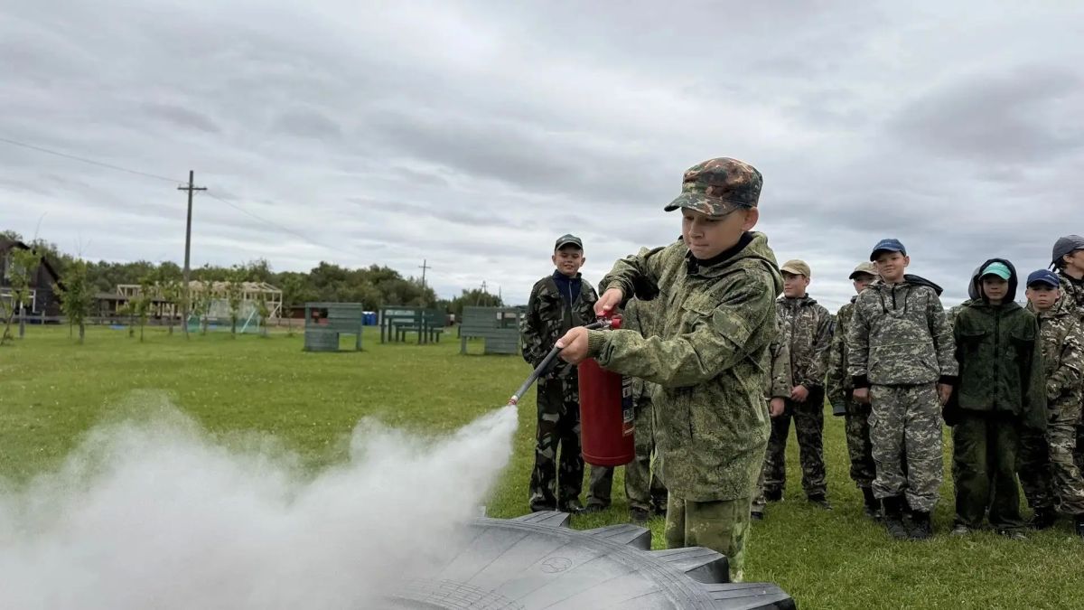 Сотрудники МЧС России продолжают профилактическую работу в палаточных лагерях региона Сотрудники МЧС России продолжают профилактическую работу в палаточных лагерях региона