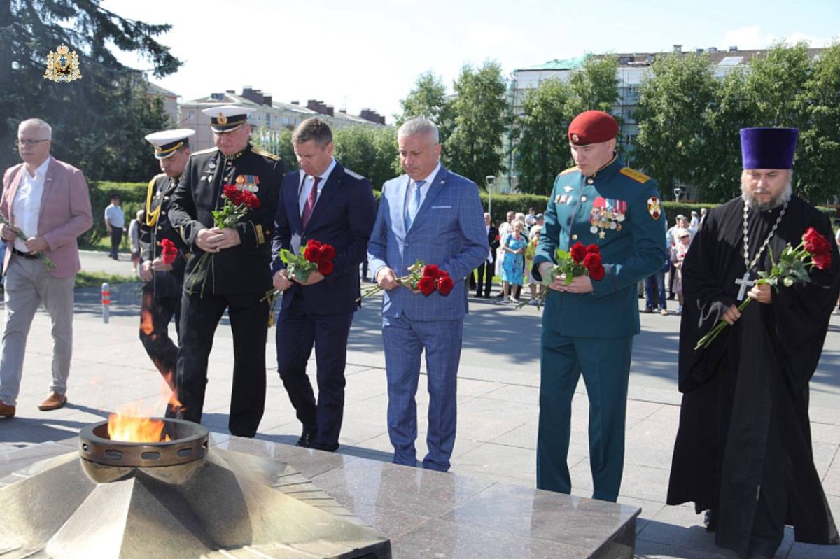 С возложения цветов на Воинском мемориальном комплексе началось празднование Дня Военно-Морского Флота России и в Северодвинске С возложения цветов на Воинском мемориальном комплексе началось празднование Дня Военно-Морского Флота России и в Северодвинске