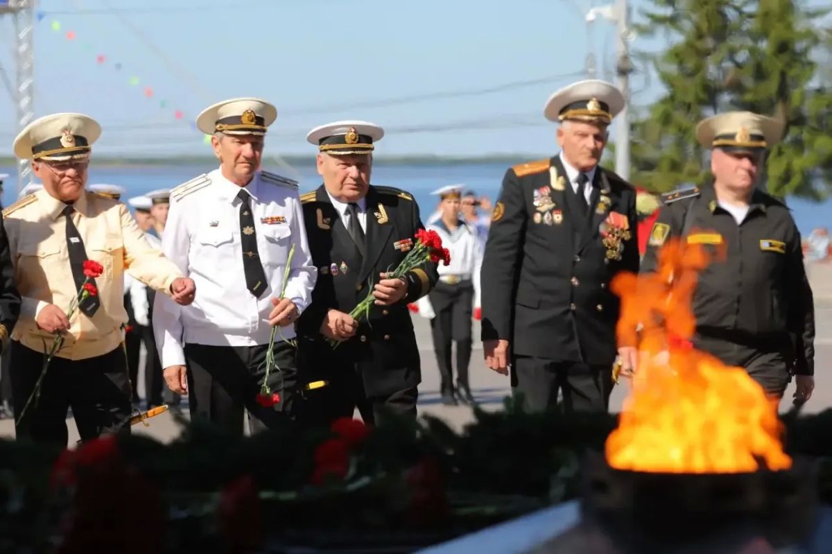 Александр Цыбульский: В День Военно-Морского Флота вместе с ветеранами, представителями силовых ведомств, общественных организаций и кадетами возложили цветы к Вечному огню Александр Цыбульский: В День Военно-Морского Флота вместе с ветеранами, представителями силовых ведомств, общественных организаций и кадетами возложили цветы к Вечному огню