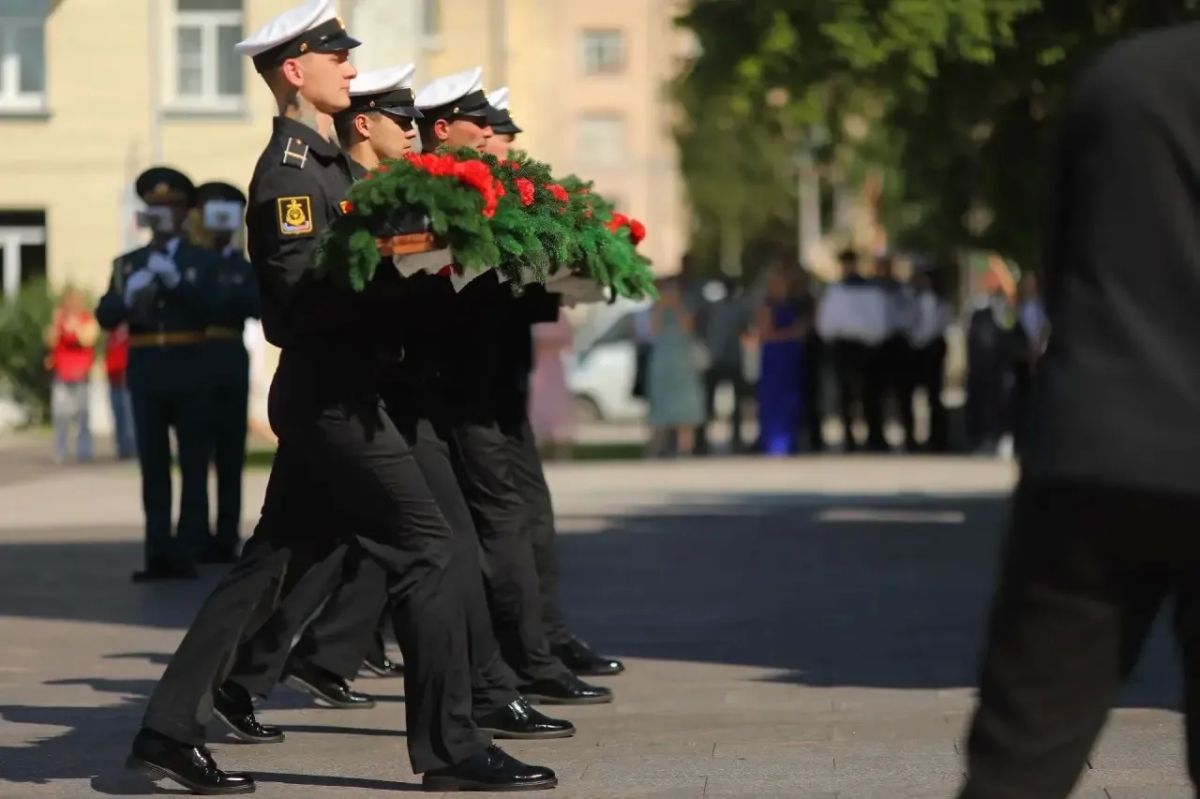 Александр Цыбульский: В День Военно-Морского Флота вместе с ветеранами, представителями силовых ведомств, общественных организаций и кадетами возложили цветы к Вечному огню Александр Цыбульский: В День Военно-Морского Флота вместе с ветеранами, представителями силовых ведомств, общественных организаций и кадетами возложили цветы к Вечному огню