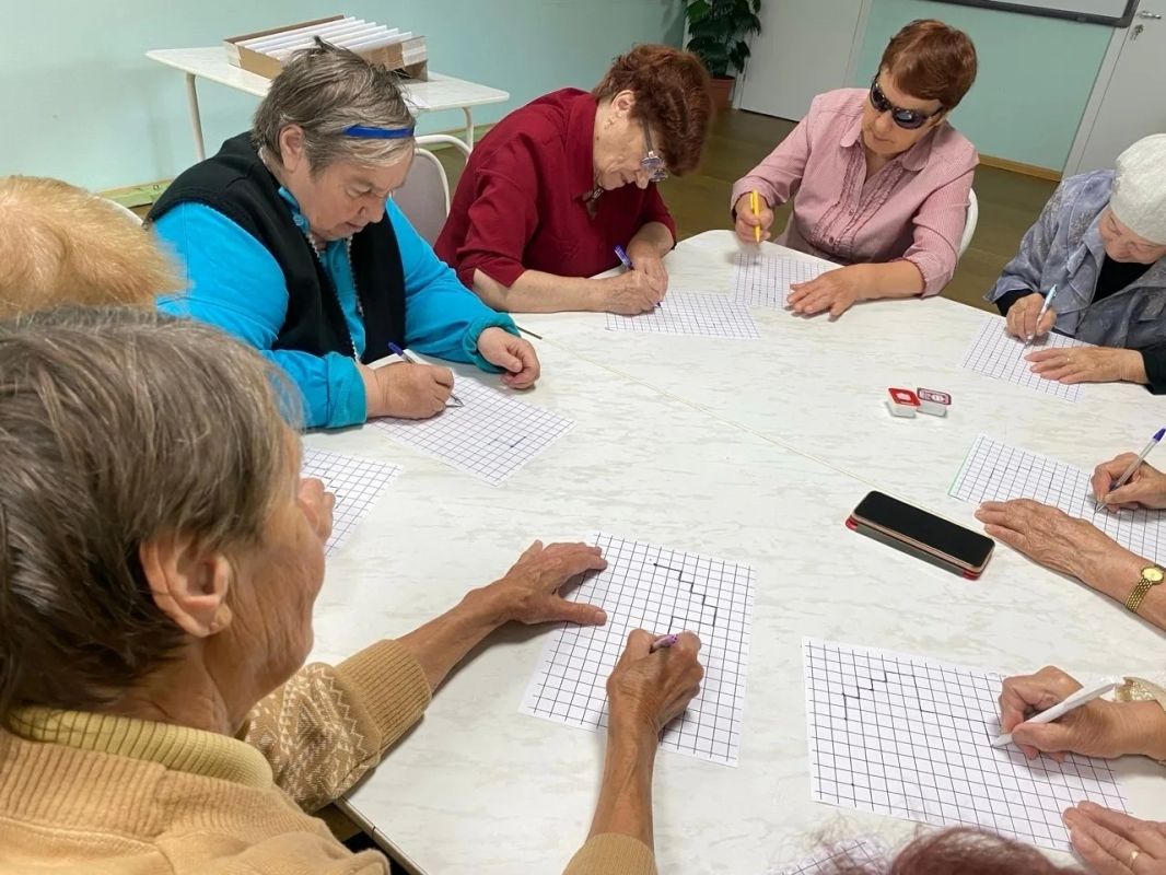 «Сохраняем ясность мысли»: в Коноше прошёл интеллектуальный фитнес для старшего поколения «Сохраняем ясность мысли»: в Коноше прошёл интеллектуальный фитнес для старшего поколения