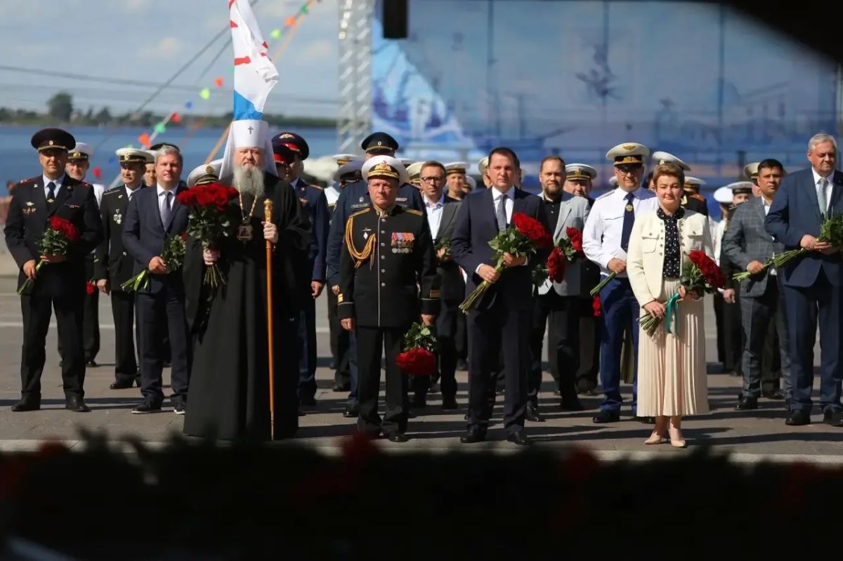 Александр Цыбульский: В День Военно-Морского Флота вместе с ветеранами, представителями силовых ведомств, общественных организаций и кадетами возложили цветы к Вечному огню