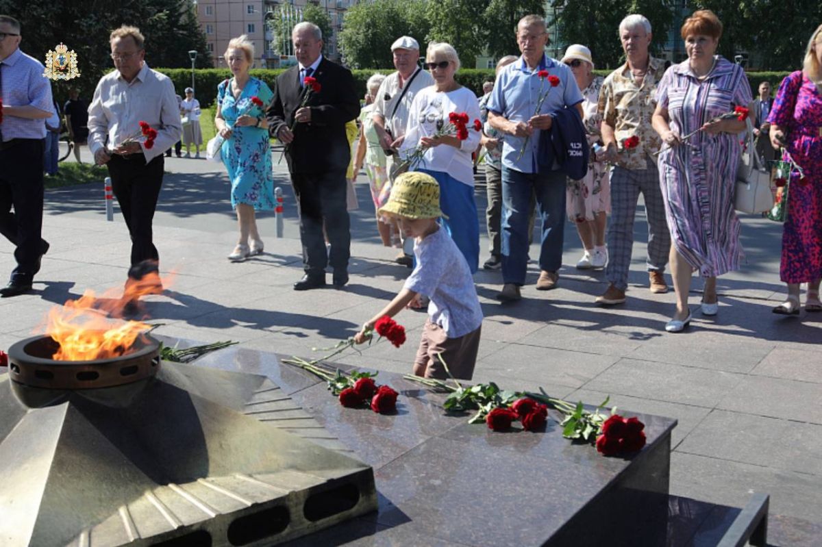 С возложения цветов на Воинском мемориальном комплексе началось празднование Дня Военно-Морского Флота России и в Северодвинске С возложения цветов на Воинском мемориальном комплексе началось празднование Дня Военно-Морского Флота России и в Северодвинске