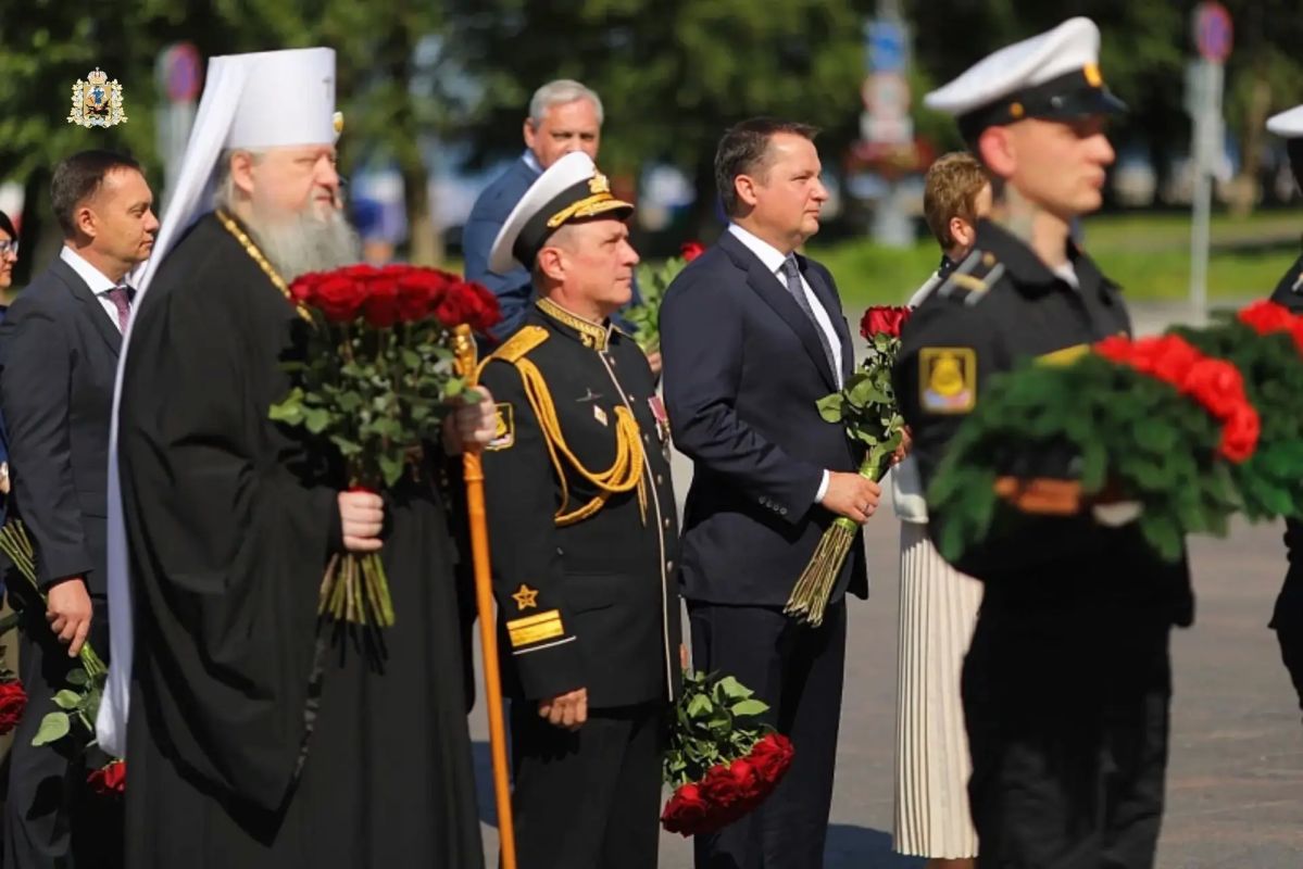В День ВМФ в Архангельске возложили цветы к Вечному огню В День ВМФ в Архангельске возложили цветы к Вечному огню