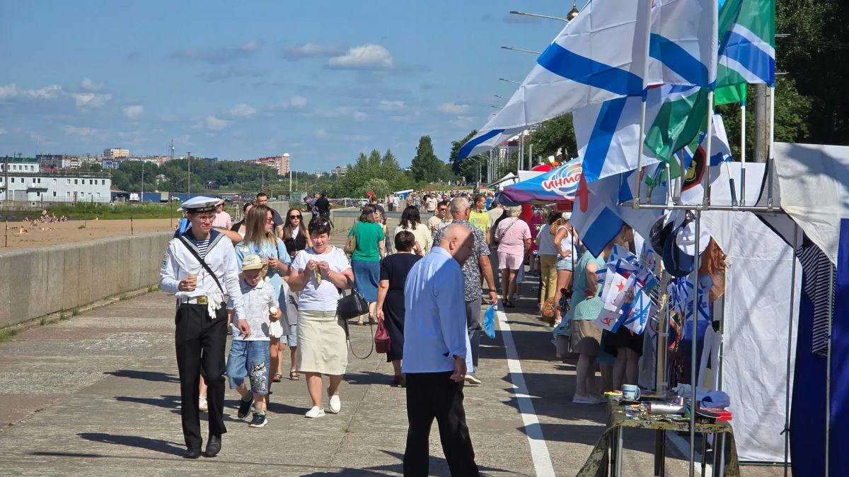 Смотрите, как ярко на архангельской набережной Смотрите, как ярко на архангельской набережной