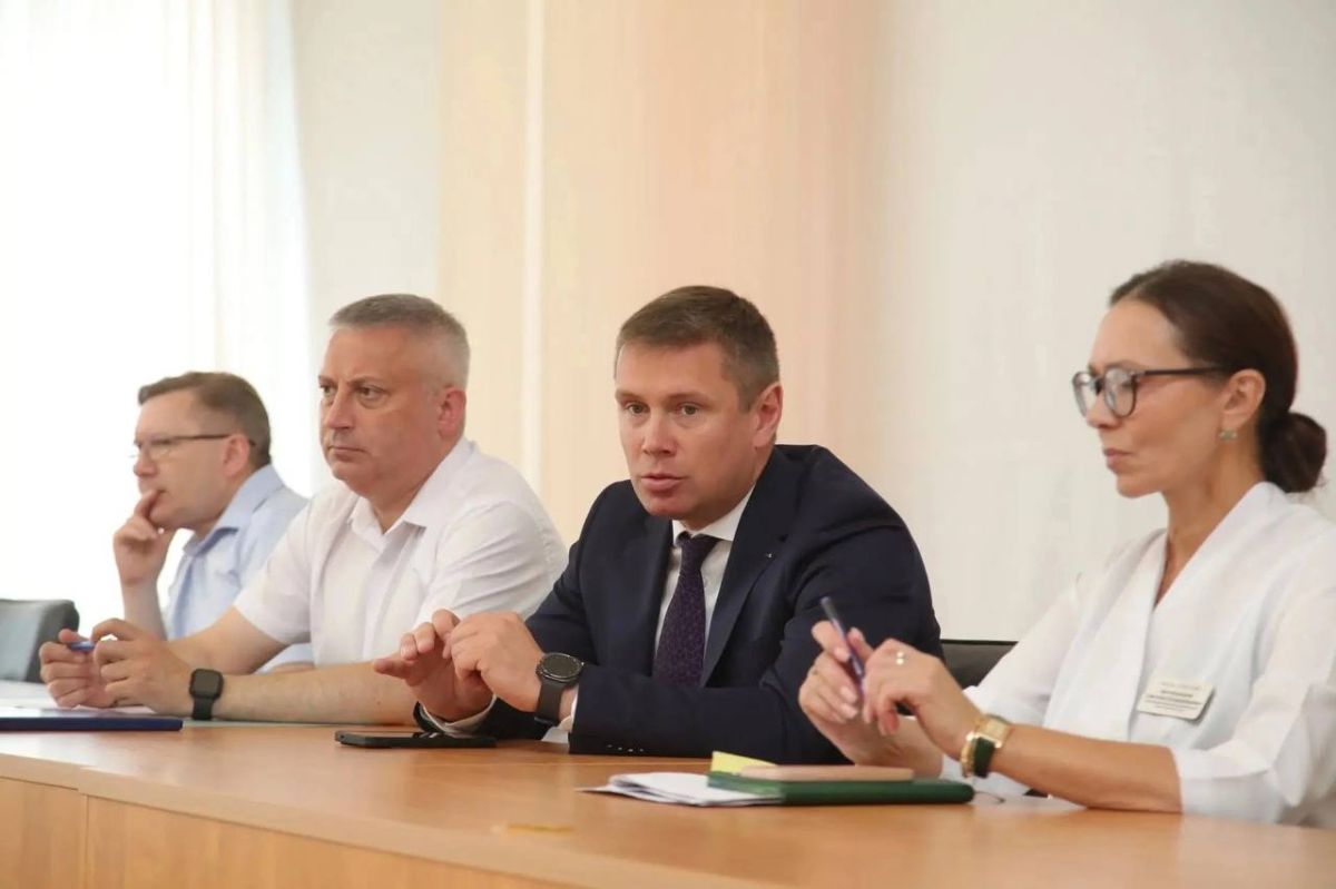 Игорь Арсентьев: Сегодня в Северодвинске с рабочим визитом находятся заместитель председателя правительства Архангельской области Игорь Скубенко и главы профильных министерств социального блока: министр труда, занятости и... Игорь Арсентьев: Сегодня в Северодвинске с рабочим визитом находятся заместитель председателя правительства Архангельской области Игорь Скубенко и главы профильных министерств социального блока: министр труда, занятости и...
