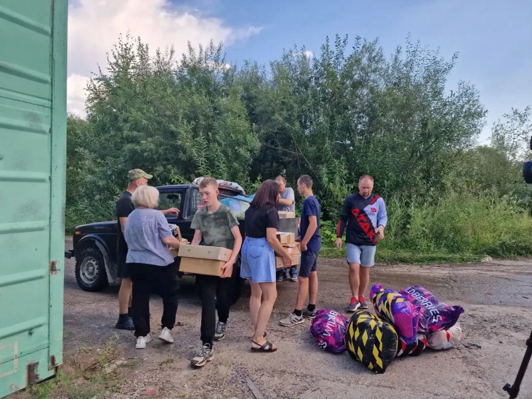 Александр Цыбульский: В Коряжме при поддержке Штаба «Вместе мы сильнее» Губернаторского центра Архангельской области и Единой России состоялась погрузка гуманитарной помощи для участников специальной военной операции и... Александр Цыбульский: В Коряжме при поддержке Штаба «Вместе мы сильнее» Губернаторского центра Архангельской области и Единой России состоялась погрузка гуманитарной помощи для участников специальной военной операции и...