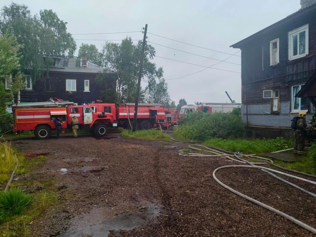 В Архангельске на Сольвычегодской горит многоквартирный дом В Архангельске на Сольвычегодской горит многоквартирный дом