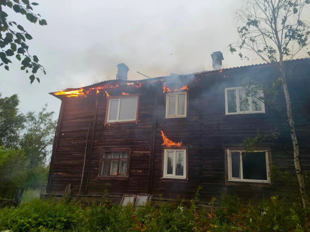 В Архангельске на Сольвычегодской горит многоквартирный дом В Архангельске на Сольвычегодской горит многоквартирный дом