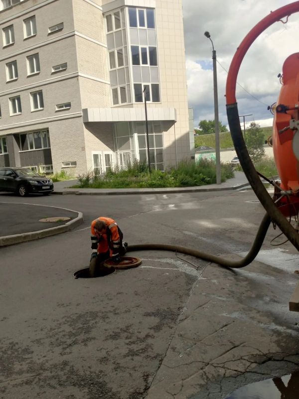 Сотрудники МУП "Городское благоустройство" ликвидировали точечные подтопления, возникшие в результате ночного ливня 3 августа Сотрудники МУП "Городское благоустройство" ликвидировали точечные подтопления, возникшие в результате ночного ливня 3 августа