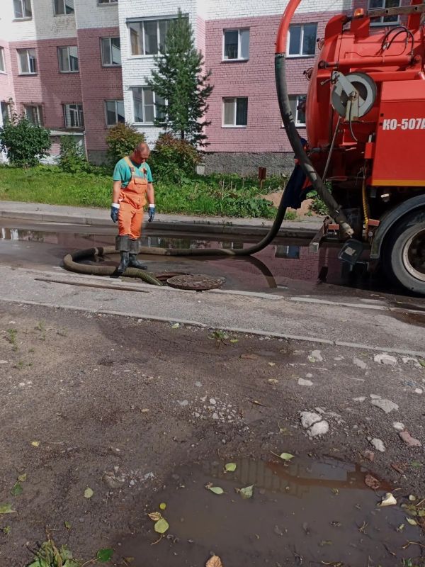 Сотрудники МУП "Городское благоустройство" ликвидировали точечные подтопления, возникшие в результате ночного ливня 3 августа Сотрудники МУП "Городское благоустройство" ликвидировали точечные подтопления, возникшие в результате ночного ливня 3 августа