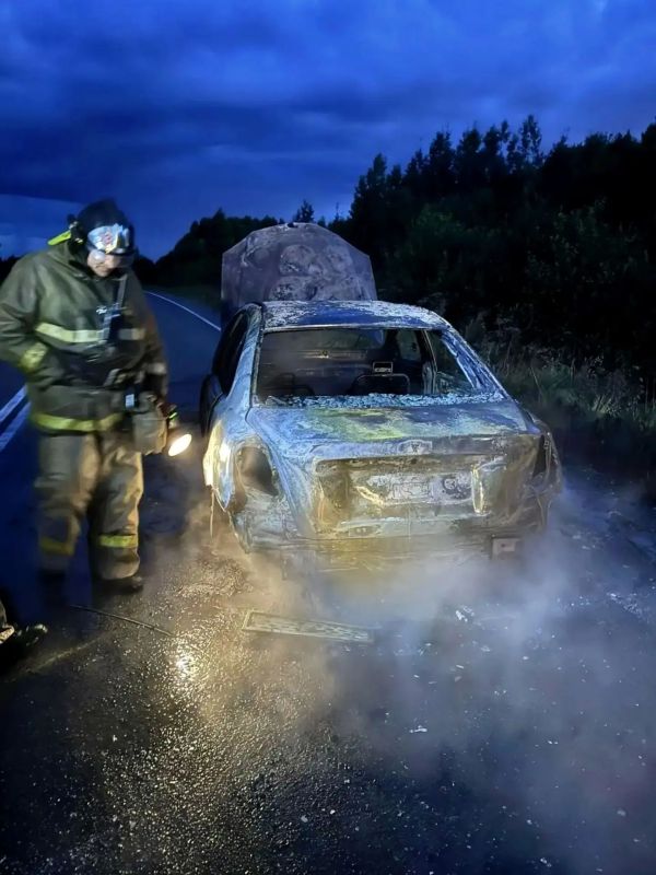 На трассе М-8 в Холмогорском округе загорелся легковой автомобиль На трассе М-8 в Холмогорском округе загорелся легковой автомобиль