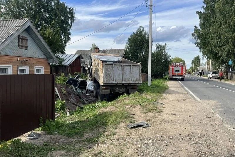 В Вельске КАМАЗ раздавил легковушку В Вельске КАМАЗ раздавил легковушку