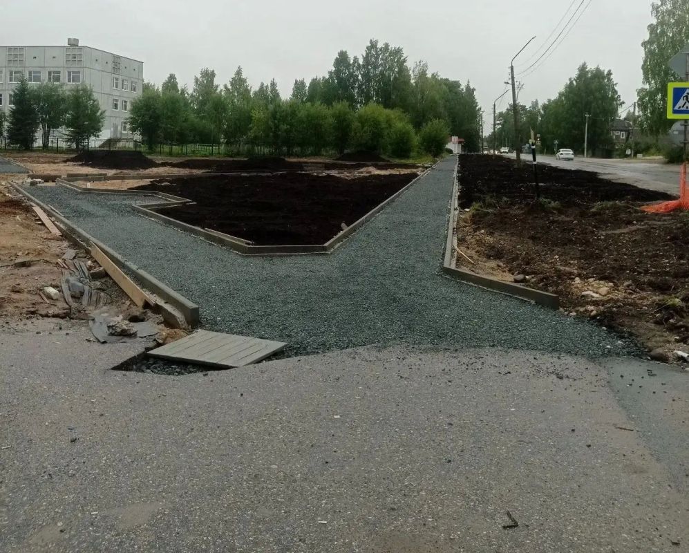 В Плесецке продолжается благоустройство территории на улице Советской близ школы №1 В Плесецке продолжается благоустройство территории на улице Советской близ школы №1