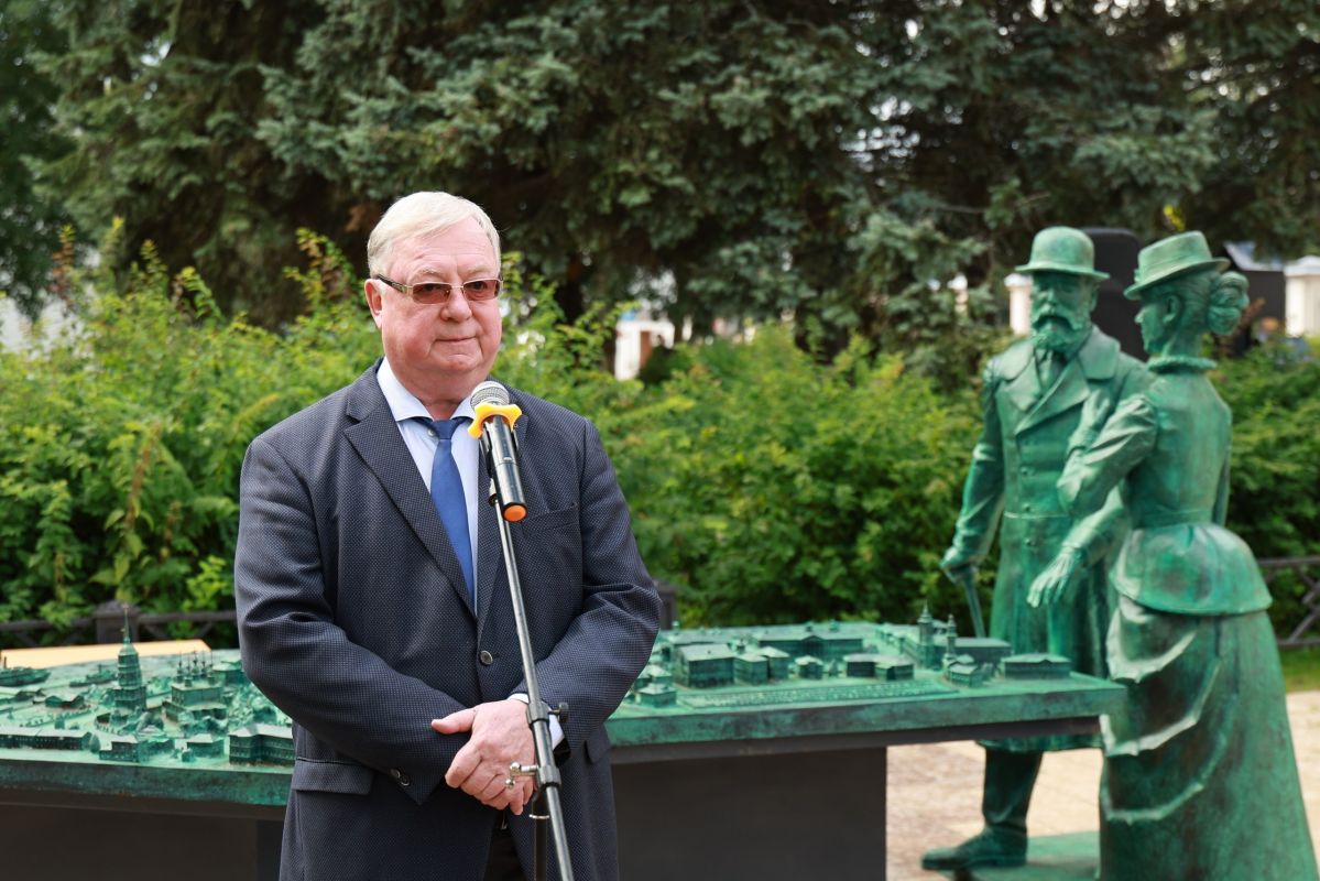 Сергей Степашин осмотрел бронзовый макет старого Архангельска Сергей Степашин осмотрел бронзовый макет старого Архангельска