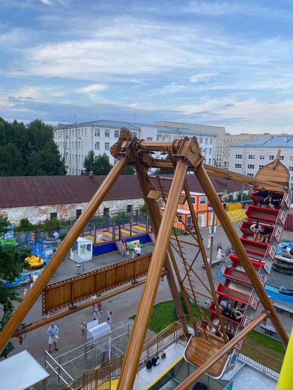 Катались на новом аттракционе в архангельском детском парке! Выглядит весьма страшно)) Или так только кажется?