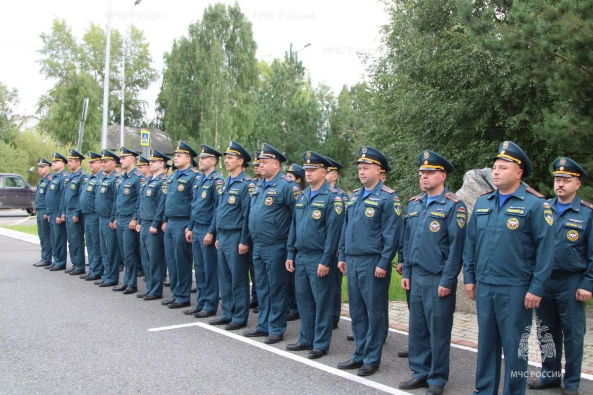 В Главном управлении МЧС России по Архангельской области прошла торжественная церемония приёма выпускников ведомственного вуза В Главном управлении МЧС России по Архангельской области прошла торжественная церемония приёма выпускников ведомственного вуза