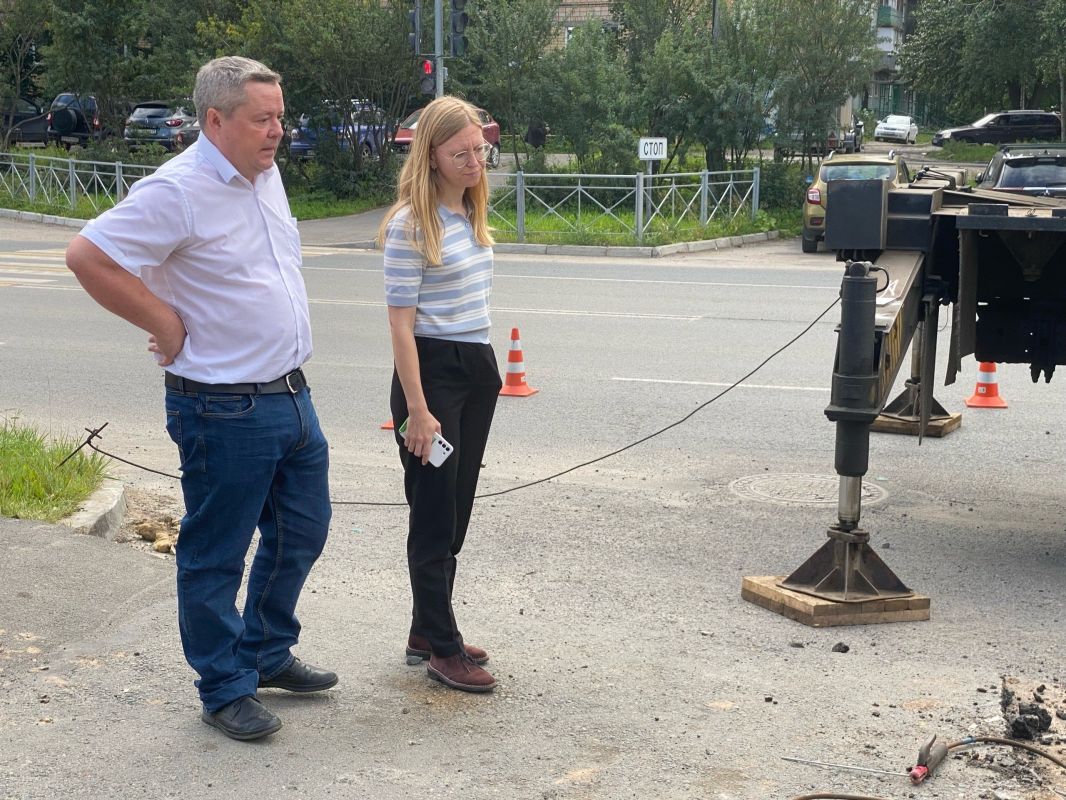 На проспекте Дзержинского коммунальщики устраняют серию аварий на теплосетях На проспекте Дзержинского коммунальщики устраняют серию аварий на теплосетях