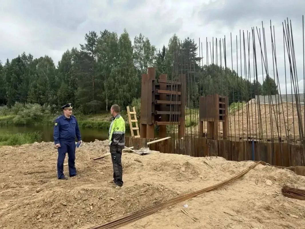 Прокурор Красноборского района проверил ход проведения капитального ремонта мостового перехода через реку Лахома Прокурор Красноборского района проверил ход проведения капитального ремонта мостового перехода через реку Лахома
