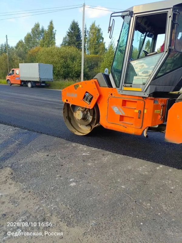 Завершена укладка верхнего слоя асфальта на участке ремонта трассы М8 "Холмогоры" - Котлас км 268 - км 269 у дер Завершена укладка верхнего слоя асфальта на участке ремонта трассы М8 "Холмогоры" - Котлас км 268 - км 269 у дер