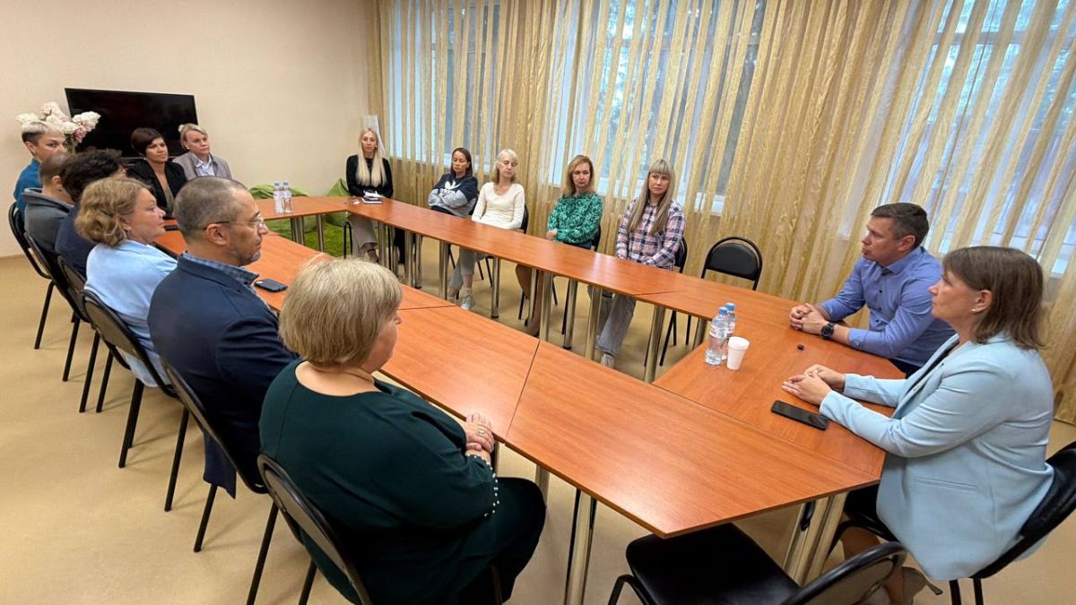 Игорь Арсентьев: В Вельске встретился с двумя замечательными коллективами социальной сферы – сотрудниками Вельского краеведческого музея имени В. Ф. Кулакова и специалистами Вельского центра социальной помощи семье и детям... Игорь Арсентьев: В Вельске встретился с двумя замечательными коллективами социальной сферы – сотрудниками Вельского краеведческого музея имени В. Ф. Кулакова и специалистами Вельского центра социальной помощи семье и детям...